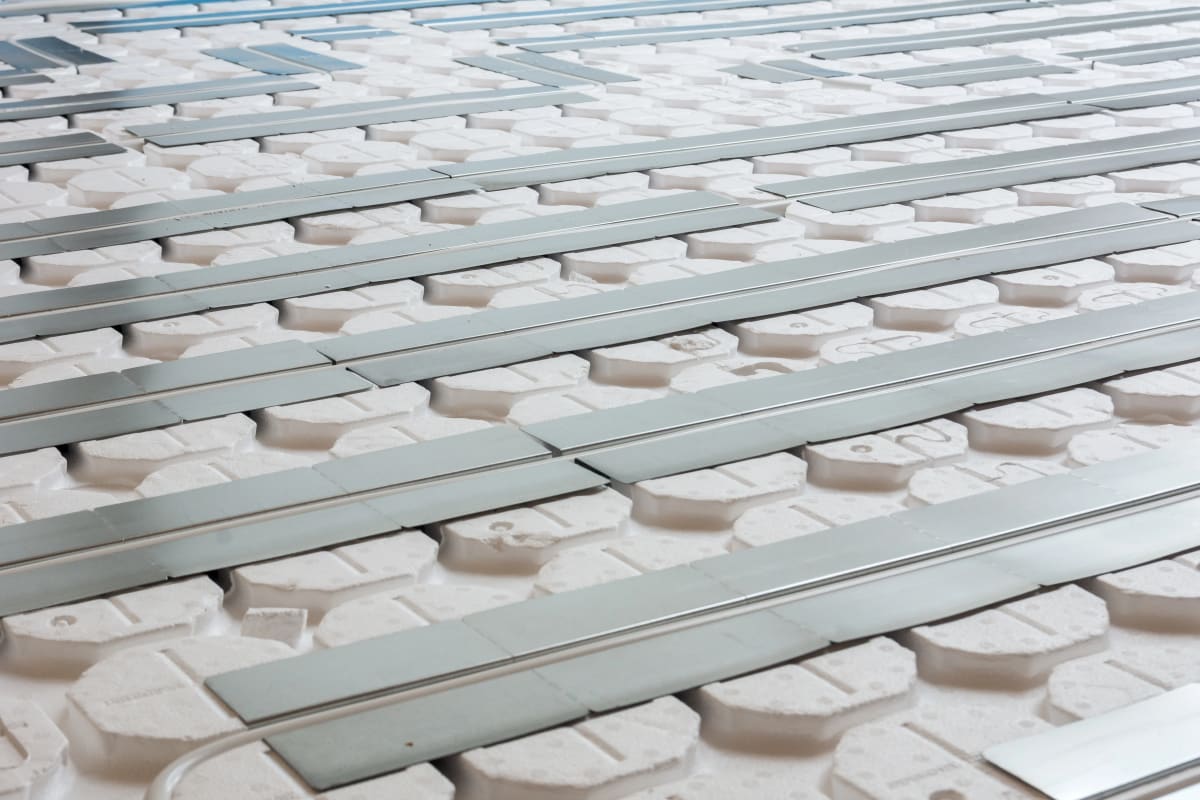 Trockensystem Nahaufnahme: Aluminium-Wärmeleitbleche in Systemplatten
