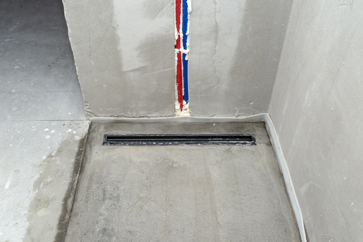 Gefälleestrich Rohbau für bodengleiche Dusche mit Linearablauf - Übersicht der Bauphase