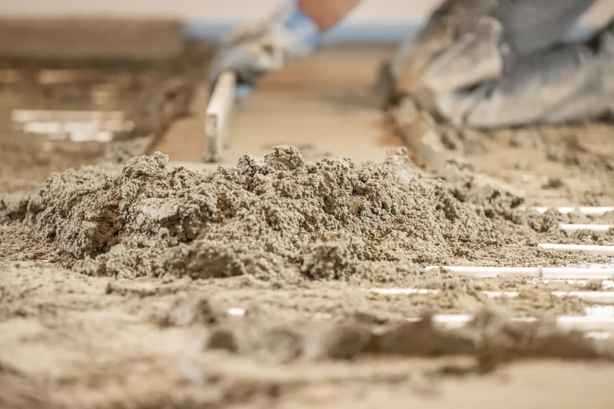Frischer Zementestrich auf Fußbodenheizung Nahaufnahme
