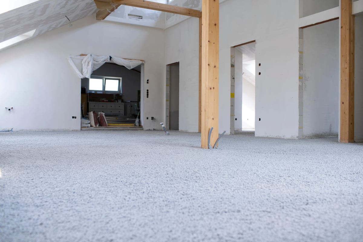 Zementgebundene Styropor-Schüttung auf großer Fläche im Dachausbau