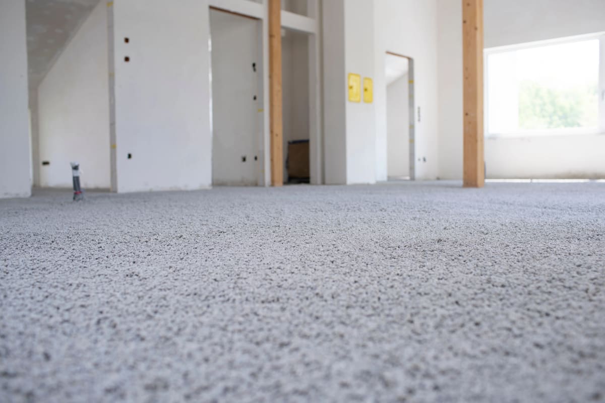 Zementgebundene EPS-Schüttung in mehreren Räumen - Altbausanierung mit Rohrnivellierung