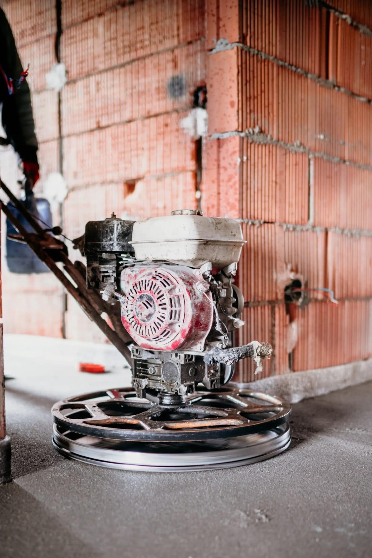 Schnellestrich glätten mit Flügelglätter - maschinelle Verarbeitung für ebene Oberfläche