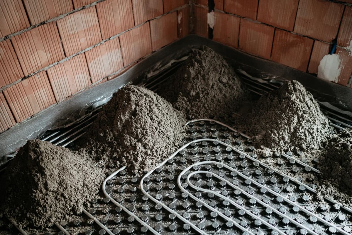 Schnellestrich Fußbodenheizung - Schnellzementestrich wird im Neubau auf Heizrohre verlegt