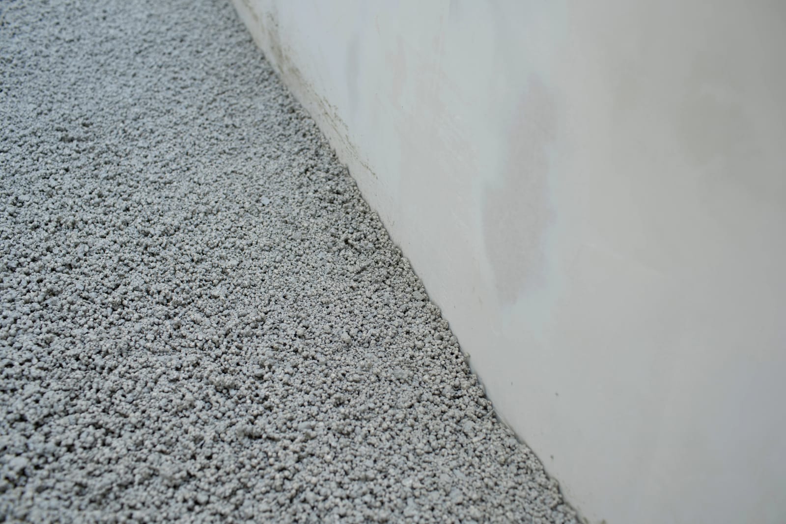 Zementgebundene Ausgleichsschüttung umschließt Rohre hohlraumfrei