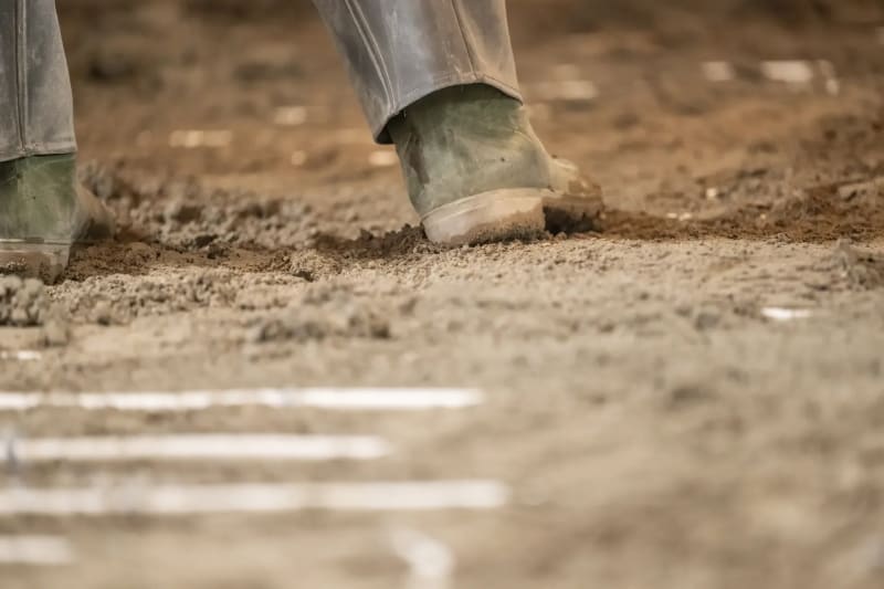 Estrichleger bei der Arbeit