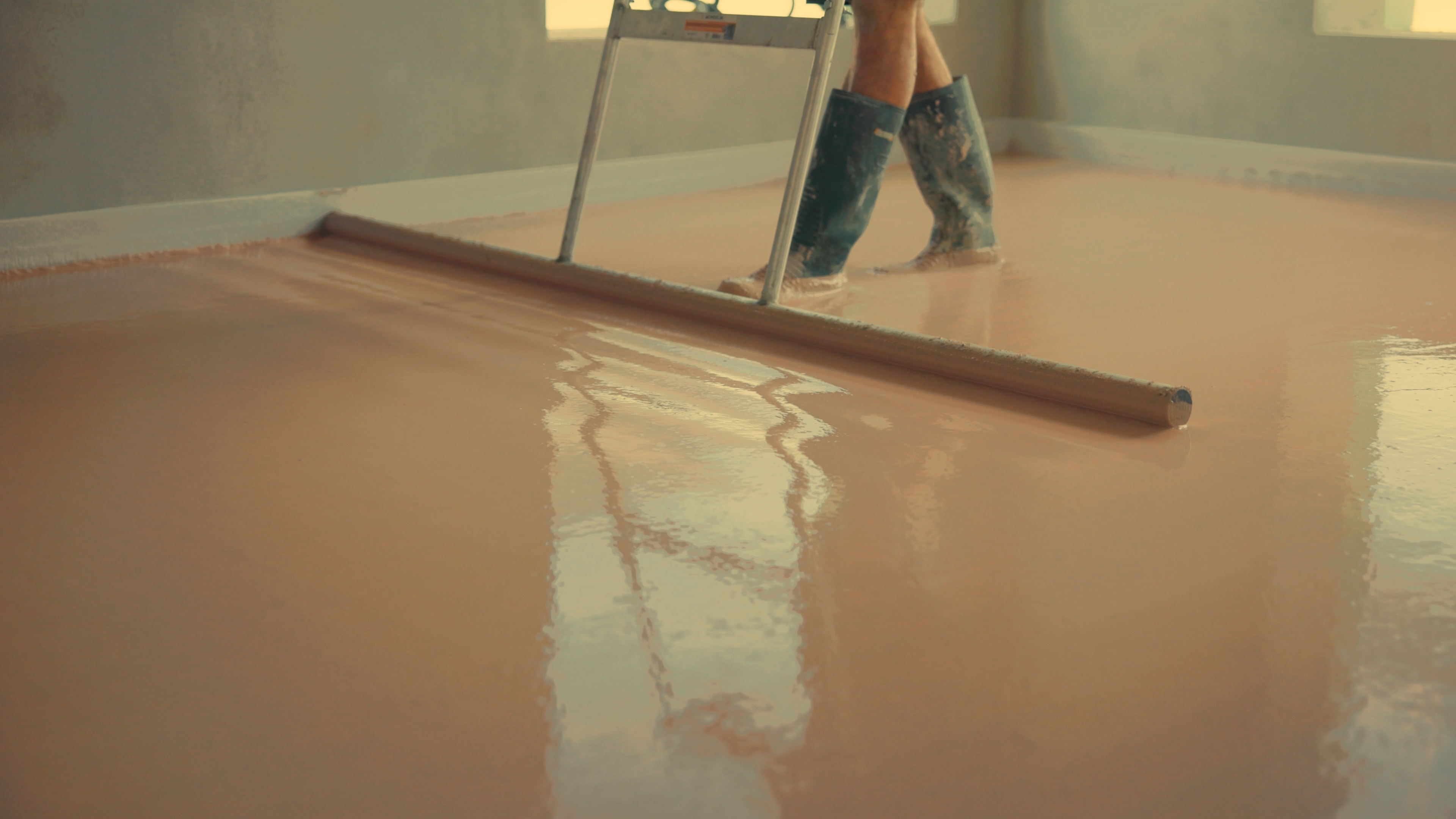 Calciumsulfat-Fließestrich glätten über Fußbodenheizung