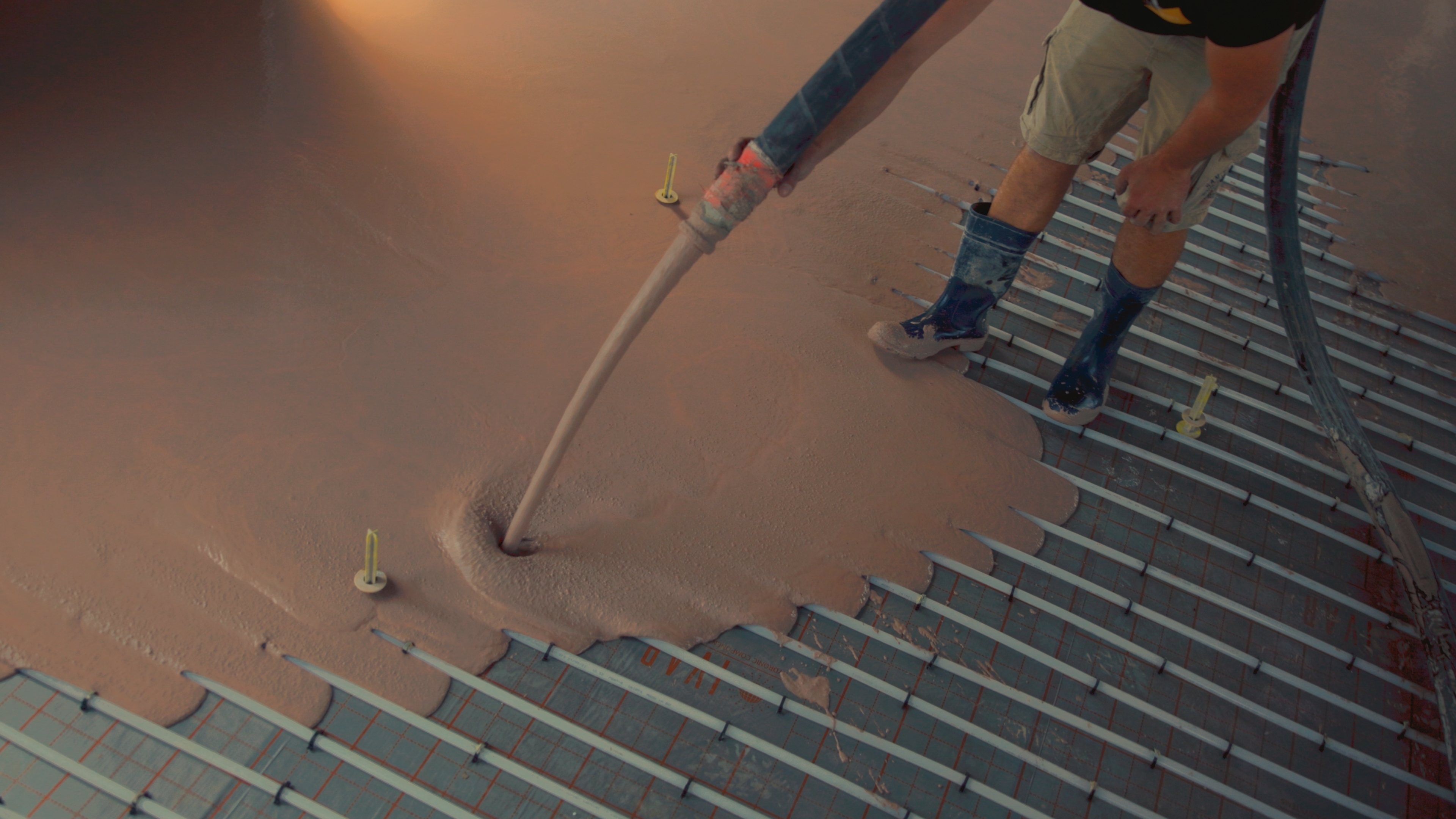 Fließestrich gießen über Fußbodenheizung