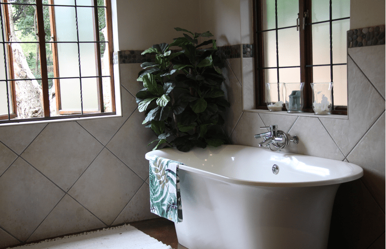 Modernes Badezimmer mit Badewanne - idealer Untergrund für Anhydritestrich