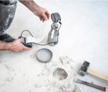 Estrich Feuchtemessung mit rotem Messgerät