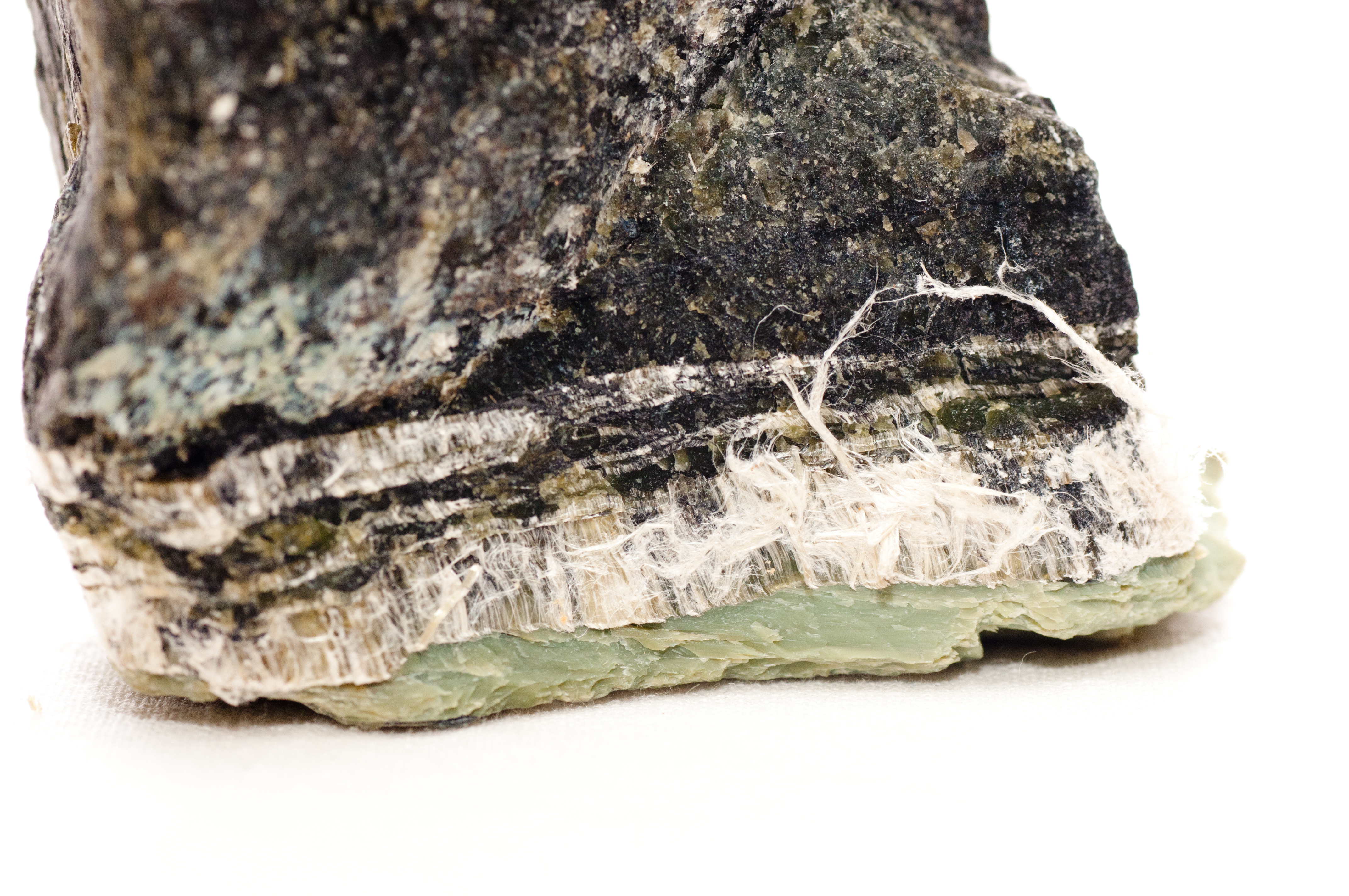 Asbest-Mineral mit typischer Schichtstruktur und sichtbaren Fasern