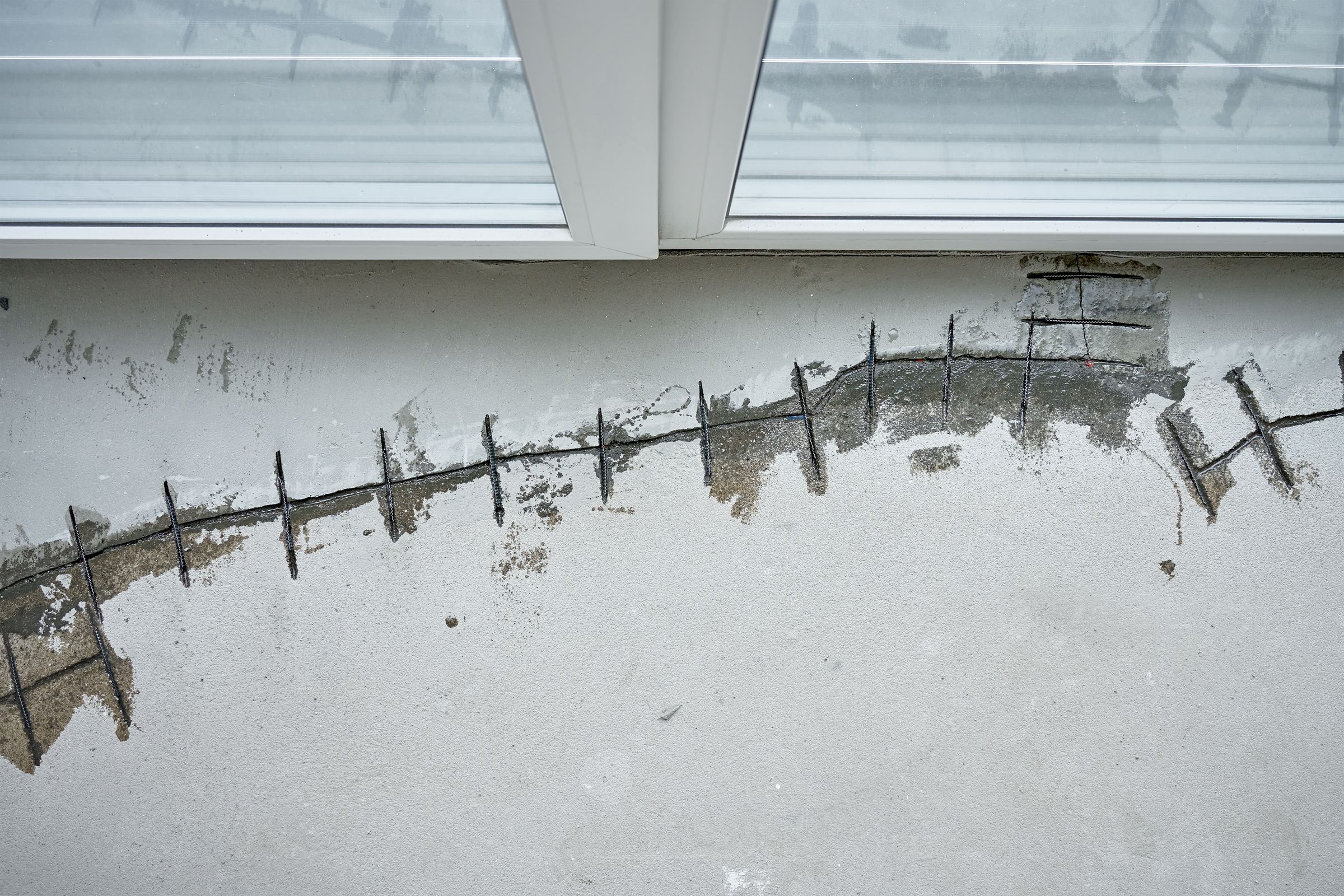 Professionelle Estrich-Rissreparatur mit Estrichklammern