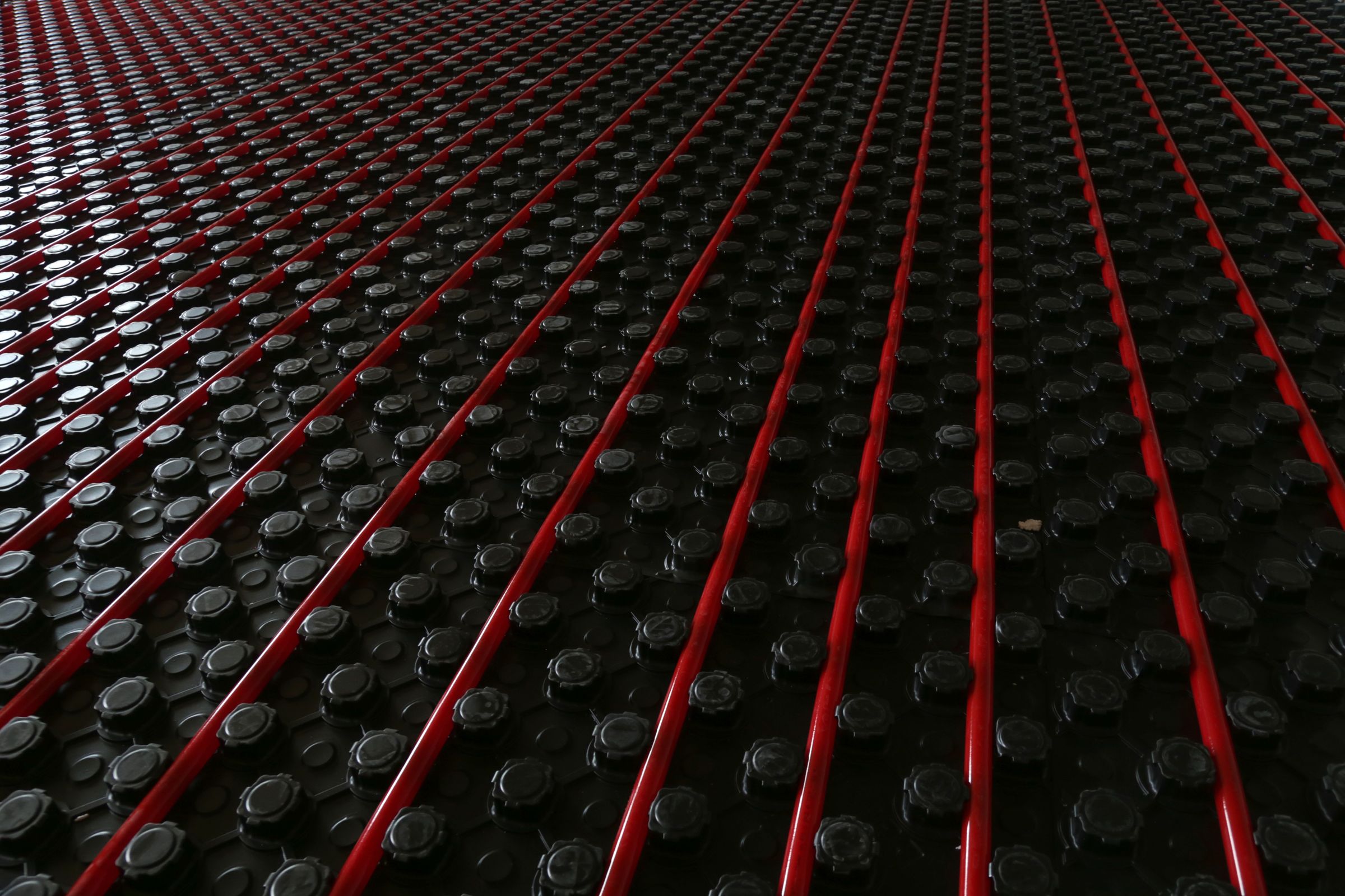 Fußbodenheizung Heizrohre auf Noppenplatte verlegt