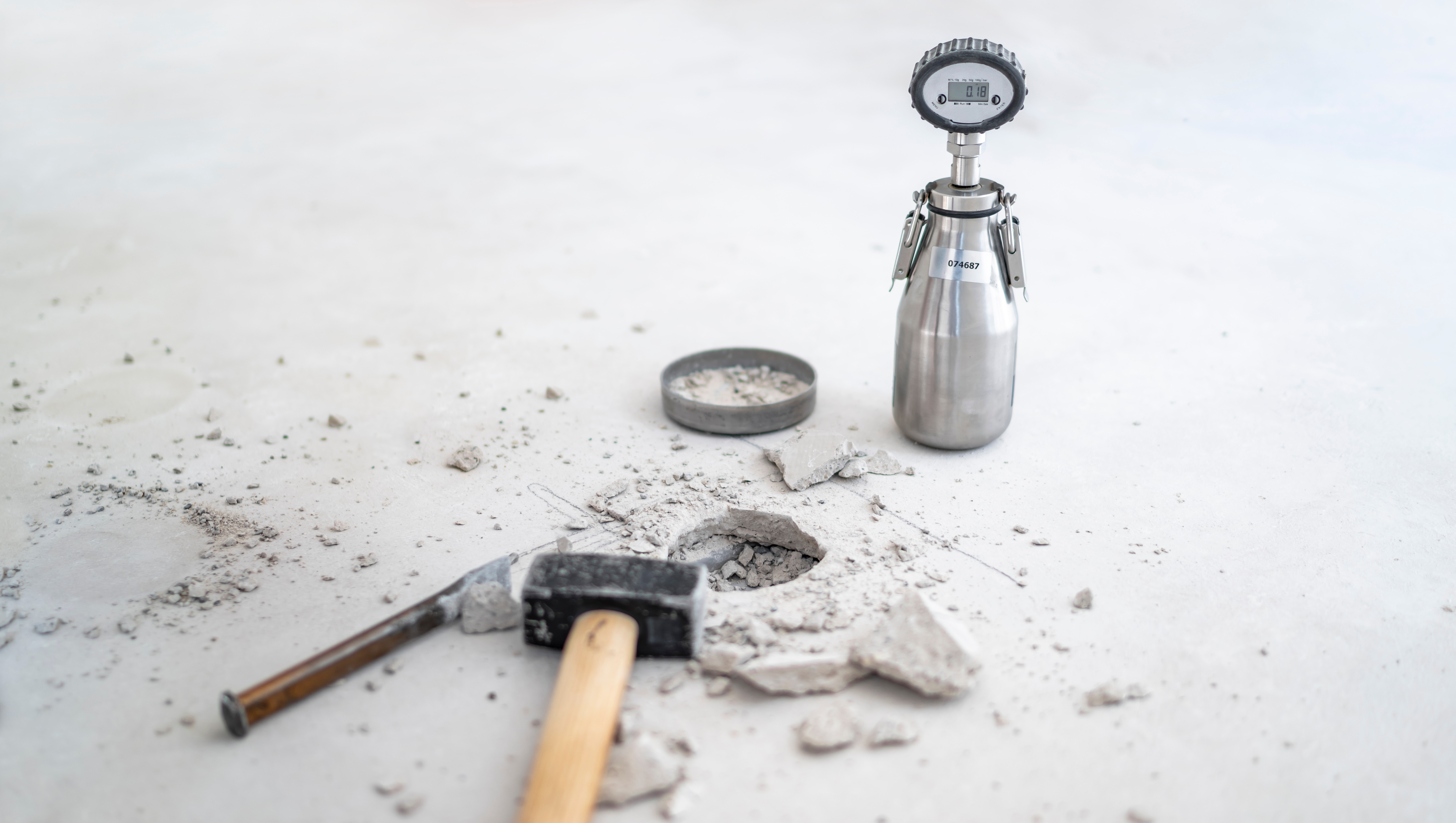 CM-Messung Estrich Feuchtigkeit mit Calciumcarbid-Methode und Druckflasche