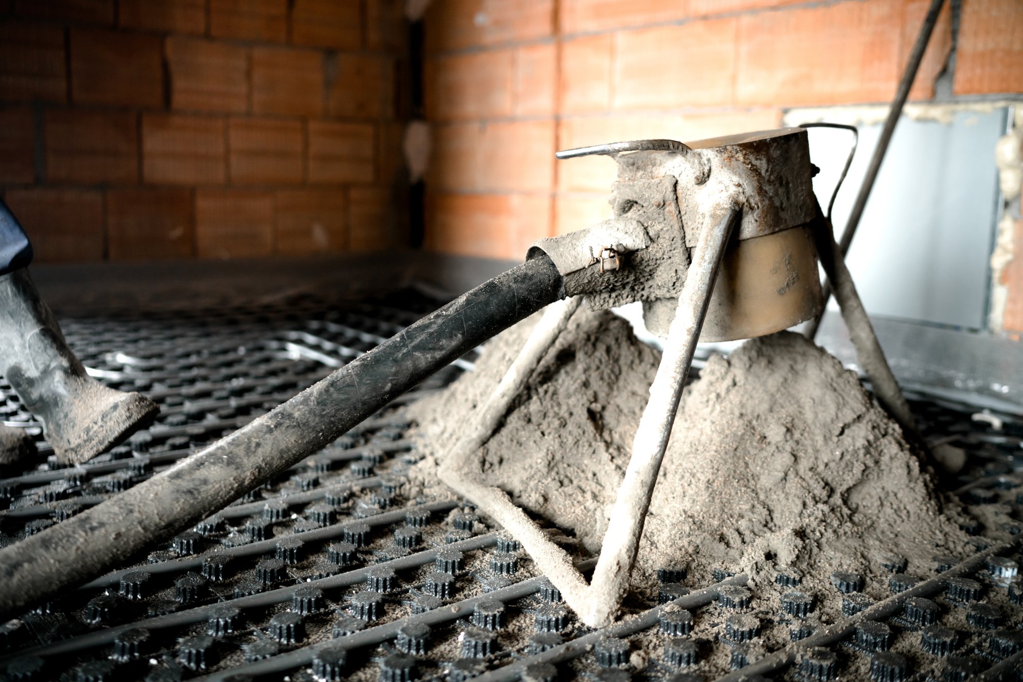 Heizestrich auf Noppenplatte gießen