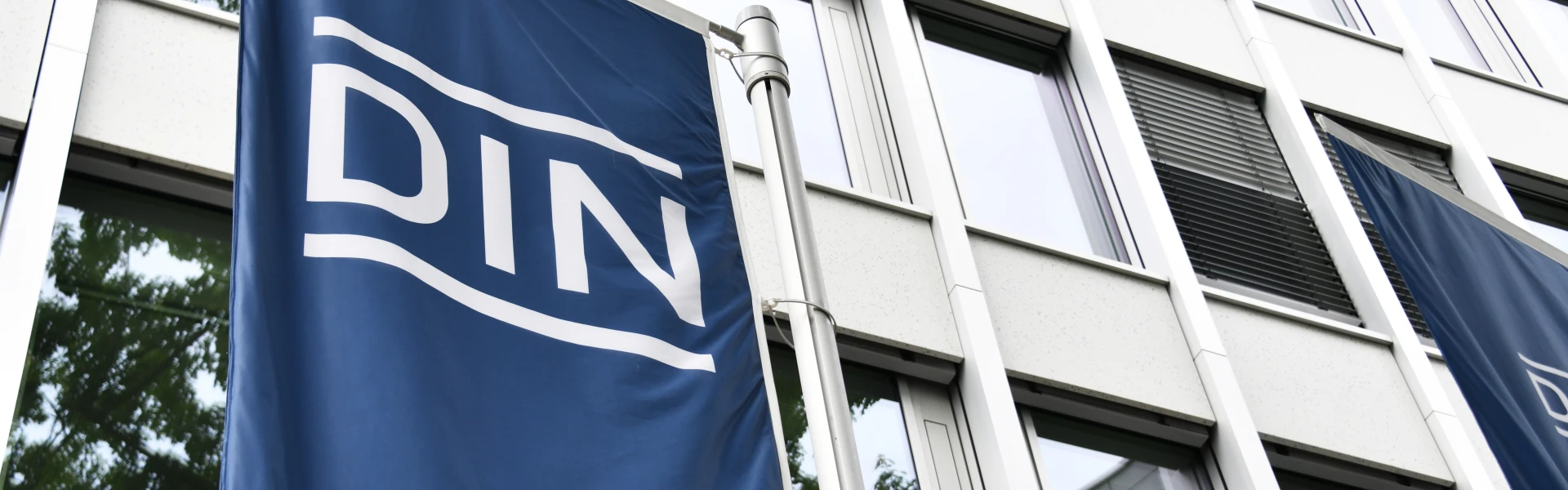 DIN Deutsches Institut für Normung Fahne am Gebäude Berlin - Estrich Normen