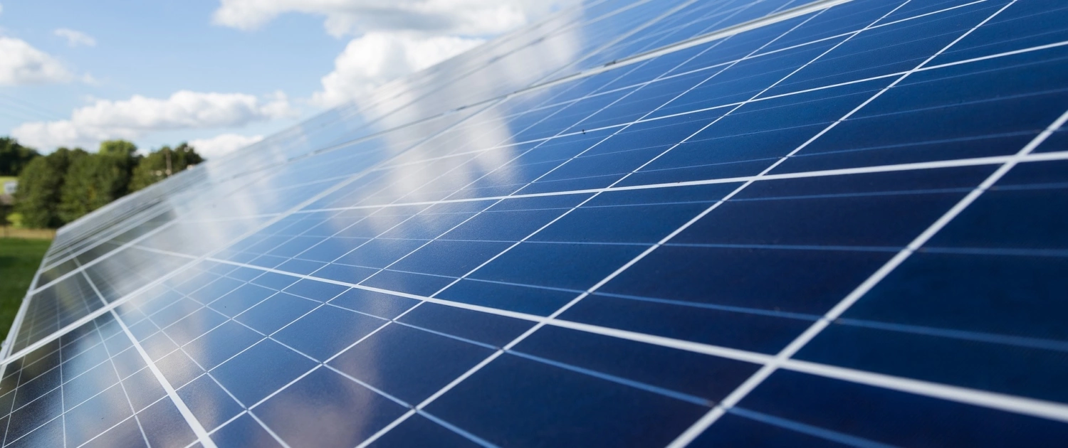 Quelle puissance de panneaux solaires choisir pour une maison individuelle ?