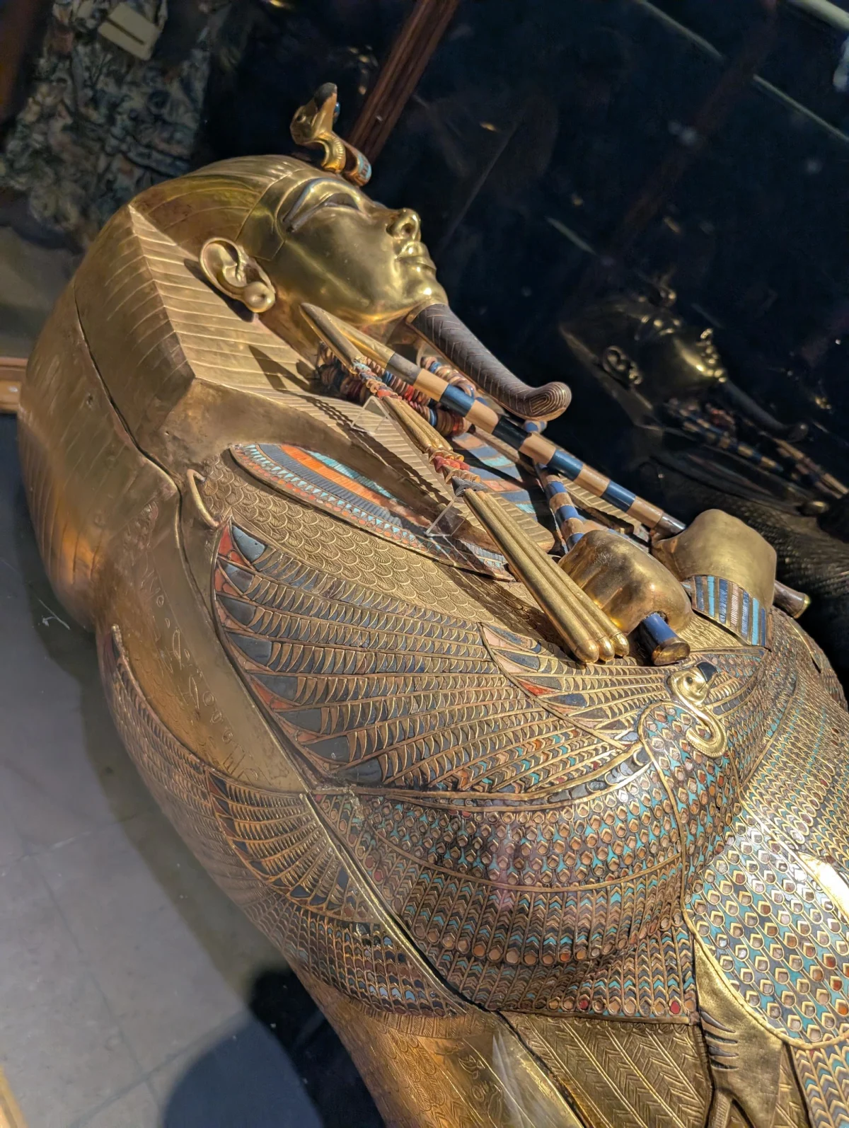 cairo museum old tut sarcophagus mhl1dn - Kairos Museen
