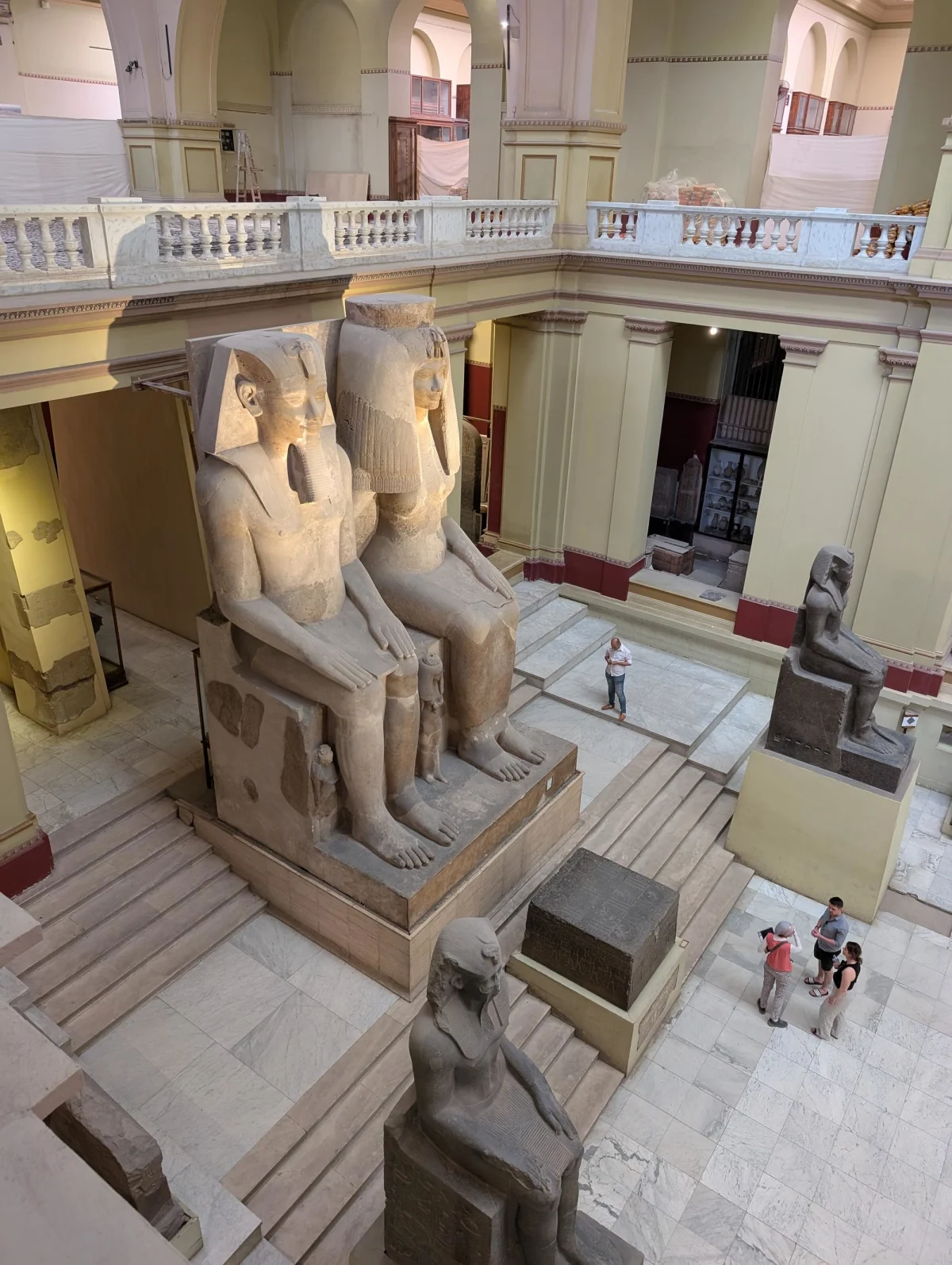 cairo museum old hall statues uojlww - Kairos Museen