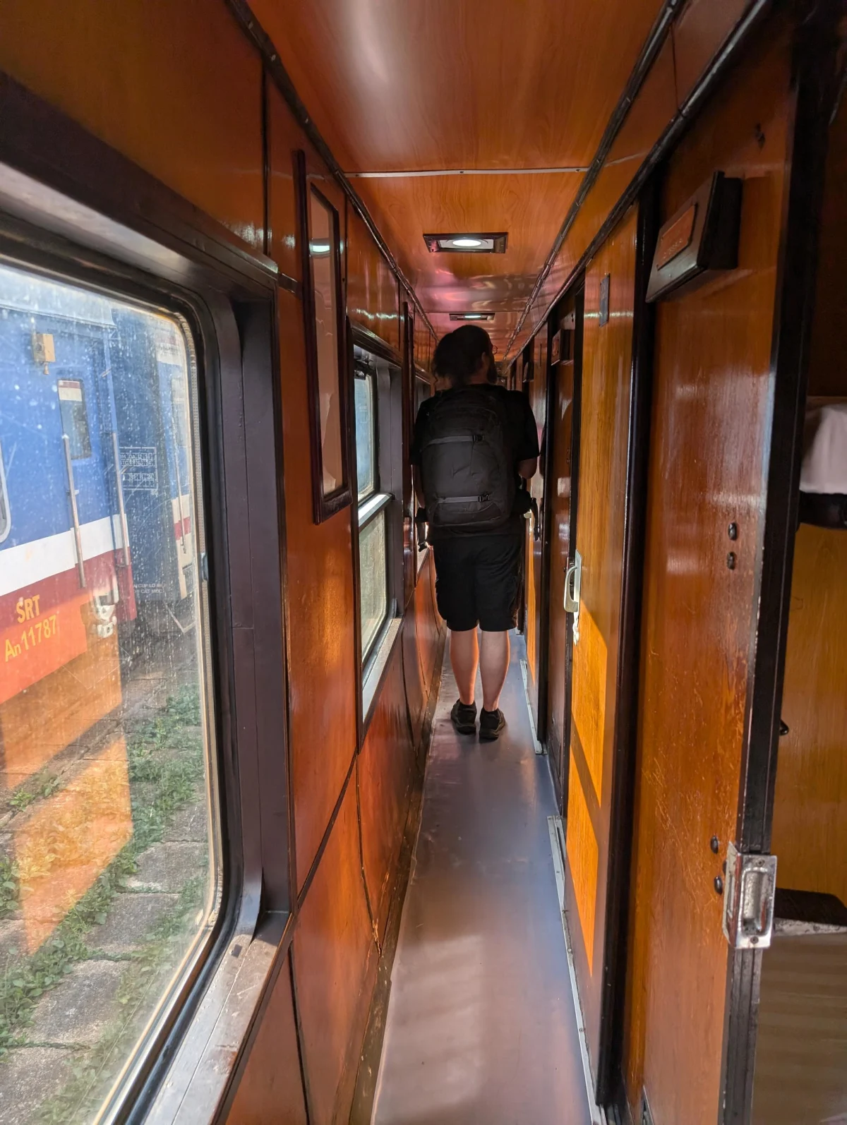 vn train inside 1 llyfp5 - Hallo Vietnam!