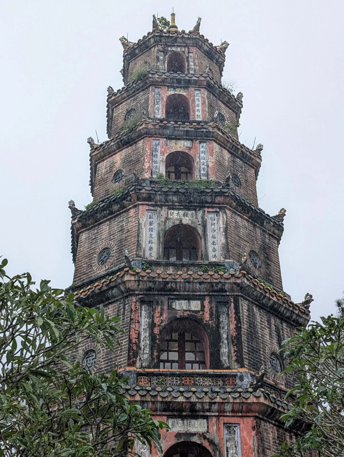 vn hue pagoda u419qh - Höhen und Tiefen