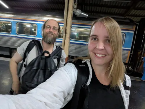 chiangmai trainstation selfie yc7j3m - Thailands Norden