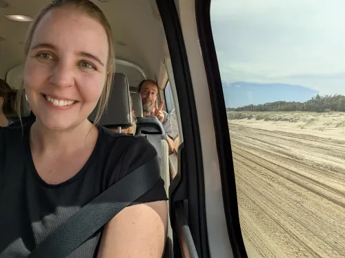 noosa paddling driving selfie ncwqc4 - Kurz nach Queensland