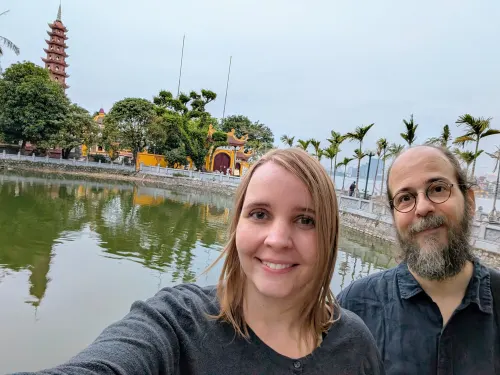 vn hanoi pagoda selfie ptyd4o - Höhen und Tiefen