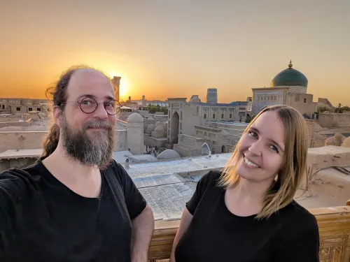 uz khiva rooftops anna chris selfie y5nnqz - Wo das Meer Verschwand