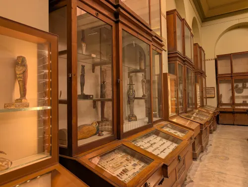 cairo museum old showcase gadgets cdbowk - Kairos Museen