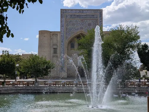 uz bukhara labi hovuz fountain f6l8fp - Wo das Meer Verschwand