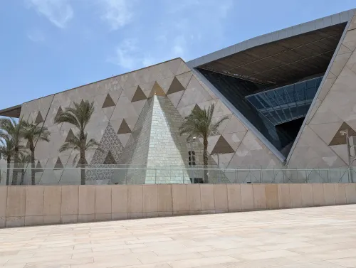 cairo museum gem outside day h3ruco - Kairos Museen