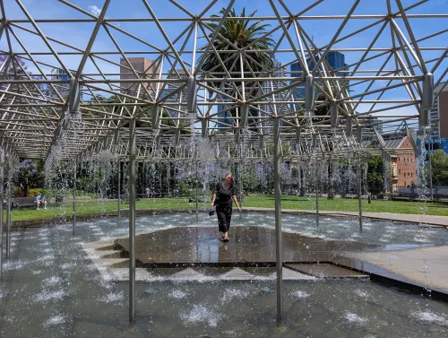 melbourne park fountain tnilew - Hallo Melbourne!