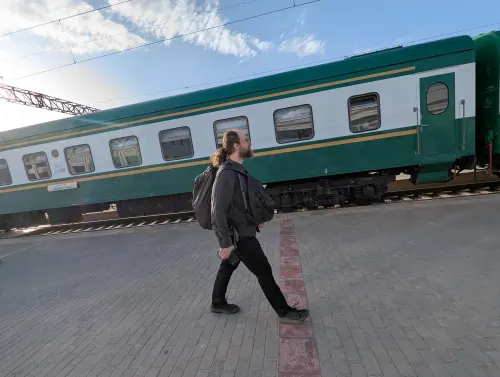 uz bukhara train station chris ovicma - Wo das Meer Verschwand