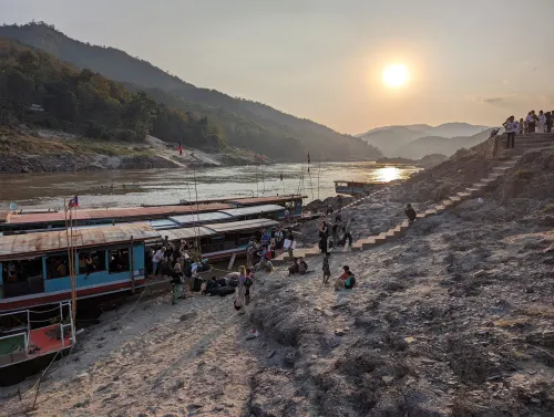 laos boats sunset apazbd - Hallo Laos!