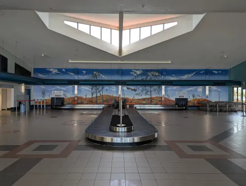 yulara airport gjntz7 - Hallo Uluru!