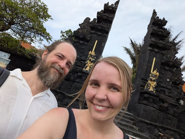 05_bali_gate_selfie_dcw06m