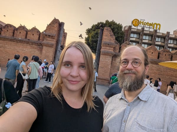 08_chiangmai_gate_selfie_qjqwft