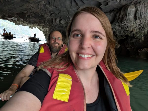 14_vn_halong_kayak_selfie_2_zvpwpo