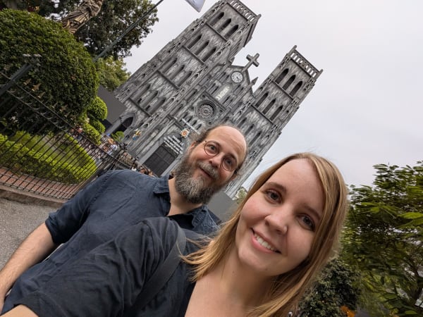 21_vn_hanoi_church_selfie_vmk6iz