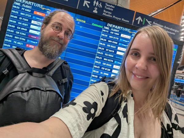 56_mys_airport_board_selfie_rbuvjh