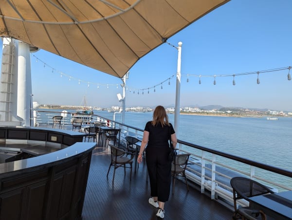 01_vn_halong_deck_anna_exploring_tjeh1e