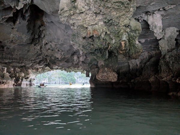 15_vn_halong_kayak_outlook_evy7x0