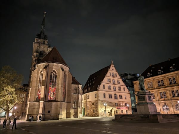 17_stuttgart_schillerplatz_nacht_2_zfhwpy