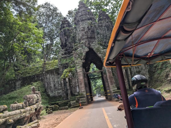 19_cambodia_angkor_remork_driving_kzwmox
