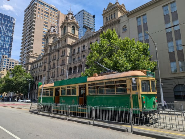 19_melbourne_tram_circle_dqj1s3