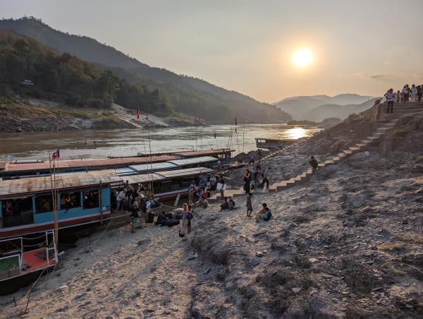 21_laos_boats_sunset_apazbd