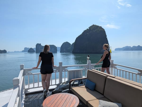 23_vn_halong_deck_anna_chatting_yo23oh