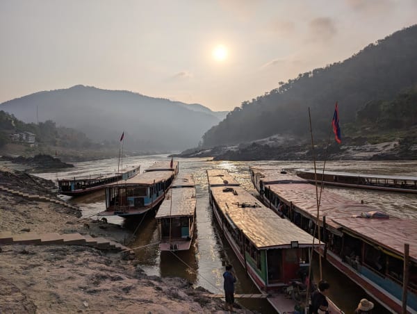 28_laos_mekong_boats_morning_anuitt