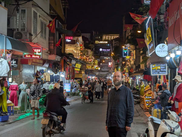 28_vn_hanoi_street_1_l6ovzj