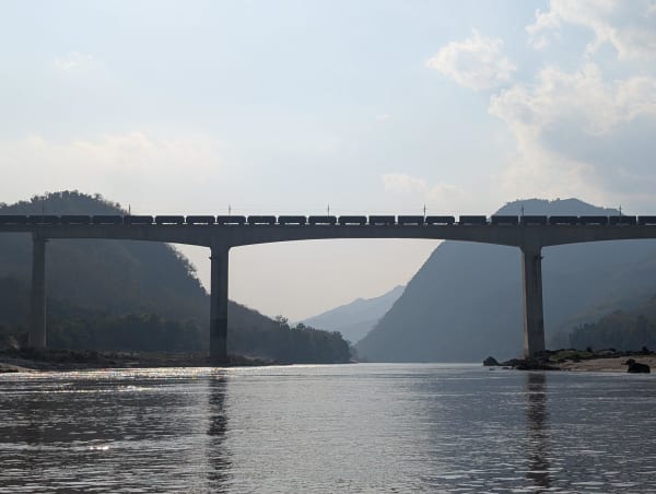 35_laos_mekong_bridge_mvo7u8